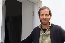 Portraitbild von Erik Wunderlich vor dem Haus