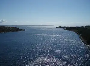 Der Stolmasundet mit dem Selbjørnsfjord im Hintergrund