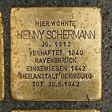 Stolperstein mit folgenden Aufschriften: Hier wohnte Henny Schermann. Jahrgang 1912, Verhaftet 1940. Ravensbrück, eingewiesen 1942. Heilanstalt Bernburg, tot 30.5.1942.