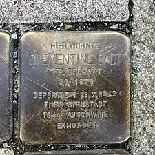 „Hier wohnte Clementine Badt“, geborene Belmont, Jahrgang 1878, deportiert 23. Juli 1942 nach Theresienstadt, 1944 im Konzentrationslager Auschwitz ermordet