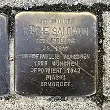 „Hier wohnte Käthe Salomon“, Jahrgang 1897, geborene Molling, 1939 unfreiwillig verzogen nach München, 1942 deportiert nach Piaski und ermordet