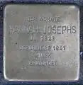 Hannah Josephs vor der Hudtwalckerstraße 28