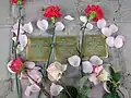 Die drei Stolpersteine nach der Enthüllung
