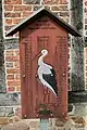 Storchenahnentafel vor der Kirche