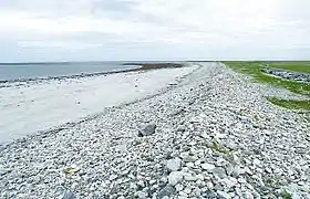 Die ganze Länge des Strandes hier verfügt über eine Böschung aus Steinen, davon einige recht große, die vermutlich durch Winterstürme angespült wurde.