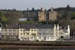 Uferbebauung in Stornoway mit Lews Castle im Hintergrund