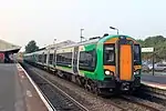 Zwei Turbostar der Baureihe 172 in Doppeltraktion halten in Stourbridge Junction, wo die Stourbridge Town Branch Line abzweigt