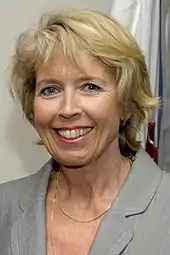 Porträtfoto einer in die Kamera lachenden Frau