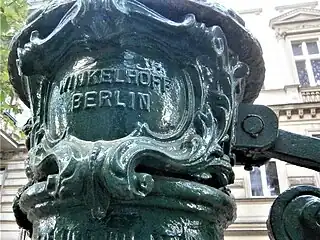 Firmeneintrag am Spiegel(links vom Schwengel)