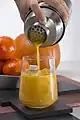 Abseihen aus einem dreiteiligen Cocktail-Shaker