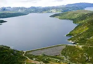 Blick auf Die Staumauer des Strandavatnet aus südlicher Richtung