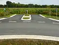 Verkehrskreisel mit Ausfahrt ins Maisfeld