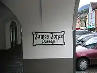 Amtliches Straßenschild: „James Joyce Passage“