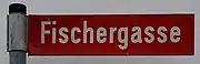 Die Straßenschilder in Freising sind in den Farben der Stadt rot und weiß gestaltet.