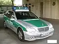 Streifenwagen Mercedes-Benz C-Klasse in alter grün-silberner Farbgebung