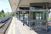 Bahnsteig mit Aufzug, Blick westwärts