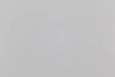 Originalaufnahme: unten am Bildrand in der Mitte Alkaid, rechts der Mitte der Doppelstern Mizar mit Alkor und rechts am Bildrand Alioth; die Galaxie Messier 101 ist ein kleiner diffuser Lichtfleck in der Bildmitte.