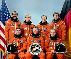 v. l. n. r. Vorne: Terence Henricks, Steven Nagel, Charles Precourt;Hinten: Bernard Harris, Hans Wilhelm Schlegel, Jerry Ross, Ulrich Hans Walter