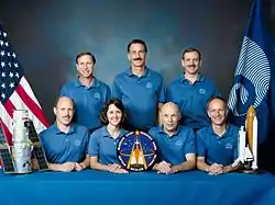 v. l. n. r. Hinten: Richard Covey, Jeffrey Hoffman, Thomas AkersVorne: Kenneth Bowersox, Kathryn Thornton, Story Musgrave, Claude Nicollier