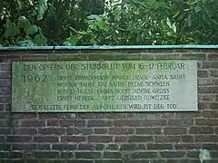 Gedenktafel an die Sturmflutopfer auf dem Friedhof der Maria-Magdalena-Kirche in Hamburg-Moorburg