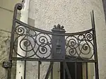 Bild 5: Schmiedeeisernes Jugendstil-Gitter mit einem Flechtwerk aus verschlungenen Volutenranken.