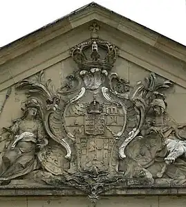 Königswappenrelief.