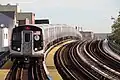 Linie N am Hoch­bahnhof 30th Avenue in Queens (2011)