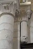 Kapitelle und Konsolen
