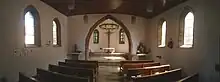 Inneres der Alten Marienkirche. Links an der Nordwand das Replikat des romanischen Vortrage- oder Altarkreuzes.