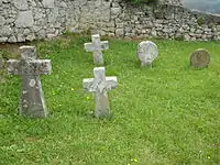 Grabstelen auf dem Friedhof von Suhare