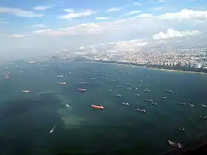 Straße von Singapur vor dem Stadtzentrum von Singapur