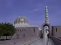 Süd-Eingang mit Blick auf die Kuppel und das Hauptminarett