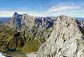 Blick von der Scheienfluh auf Sulzfluh (links) und Weißplatte, unten der Partnunsee