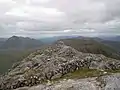 Der Gipfelcairn des Garbh Chioch Mhòr, Blick nach Osten über den Garbh Chioch Beag, links der Sgùrr Mòr