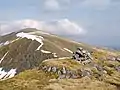 Der Gipfelcairn des Drochaid an Tuill Easaich, Blick nach Nordosten zum Hauptgipfel des Sgùrr nan Conbhairean