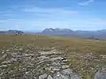 Blick vom Gipfelplateau nach Nordwesten, im Hintergrund das Massiv des An Teallach