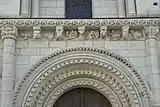 Kragsteine an der Portalfassade