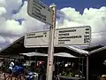 Hinweis- und Kilometerschilder vor den Markthallen
