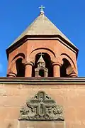 Glocken­turm am Haupt­eingang