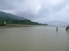 Fußgänger-Hängebrücke über den Fluss Gankou