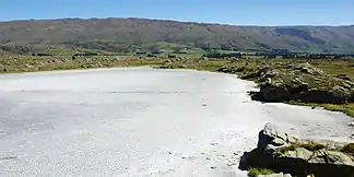 Der Sutton Salt Lake mit den Rock and Pillar Range im Hintergrund