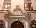 Allianzwappen von Carl Mauritz Lewenhaupt–Raseborg–Falkenstein und Anna Maria Krus af Gudhem (1642-1716) am Mäster Olofsgården in Stockholm, Mitte des 17. Jahrhunderts