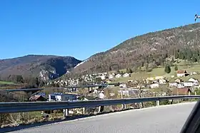 Blick von Eschert in Richtung Moutierund auf die Brücke der A16