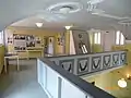 Blick auf die Frauenempore mit einem Teil der Dauerausstellung