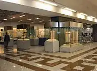 Syntagma, Athen:Ausstellungsvitrinen mit archäologischen Fundstücken aus dem U-Bahn-Bau