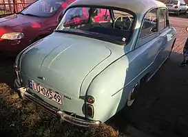 101:Runder gelber Blinker über rotem rechteckigen Rücklicht, oft Kofferraumdeckel kürzer, darunter Kfz-Kennzeichen