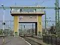 Reiterstellwerk über den Bahnsteigen vor dem Abriss