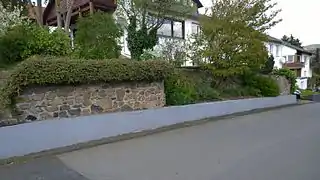 Burgmauerreste talwärts gesehen