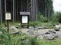 Ansicht des Grenzpunktes mit Informationstafel und Wanderkarte
