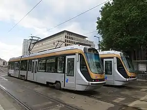 Zwei T2000 an der Station Poelaert